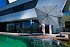 KNIRPS Pendel 275 x 275 cm - prémiový čtvercový slunečník s boční tyčí u bazénu